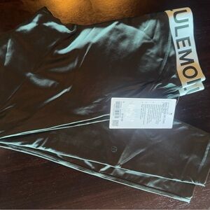 Lululemon Satin Shine Leggings 25” size 6 NWT